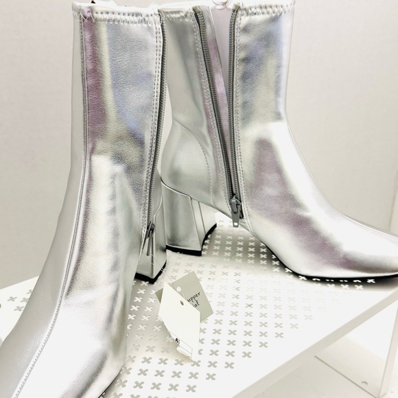 a new day Silver Ankle Boots Zipper Closure Size 6  Block Heel 2.5 Inch - Picture 2 of 8